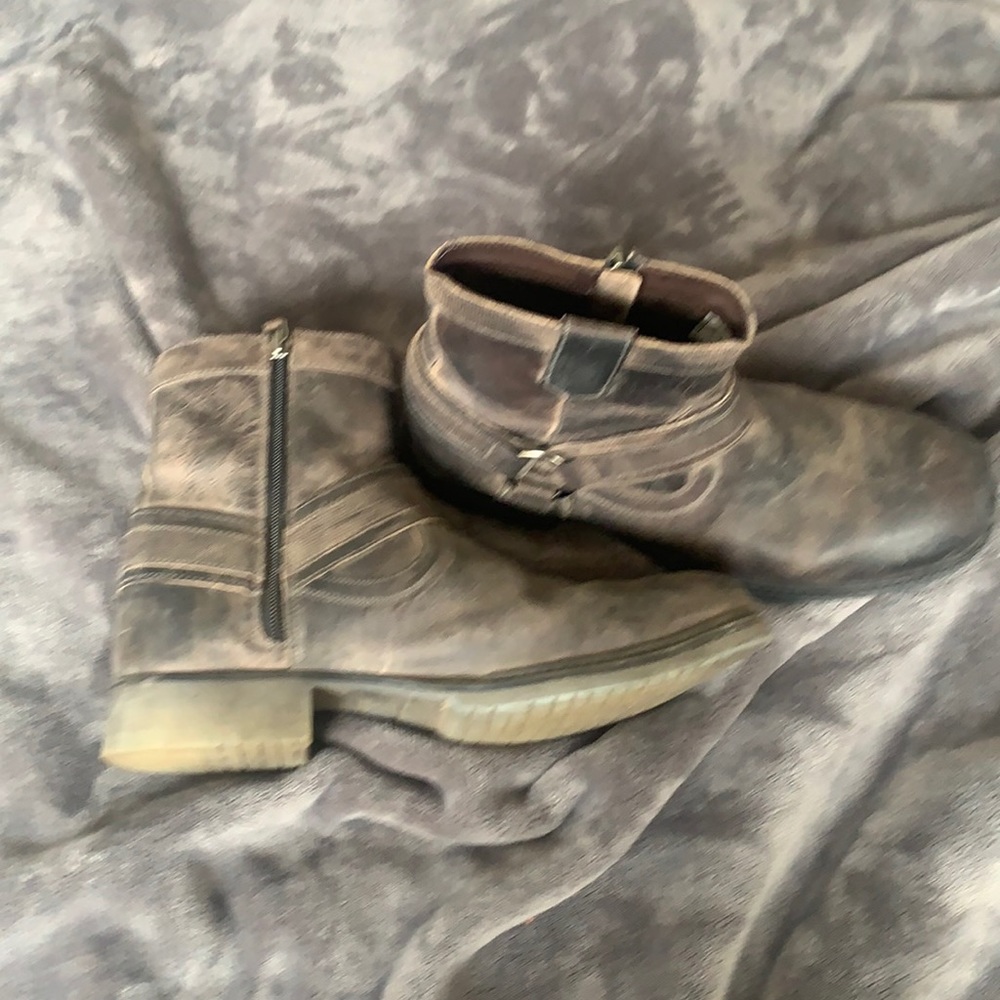 barley used boots, not even broken in yet. size ten roan buckle boots.
